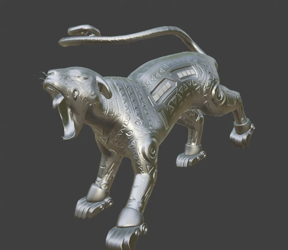 El jaguar plateado de Huk, con la boca abierta, con dibujos como de metal tallado.