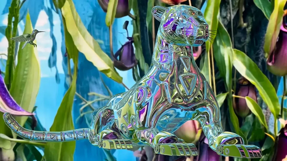 Un jaguar cromado con paneles tallados, echado entre plantas carnívoras y hojas largas; un pequeño colibrí de metal vuela a su lado.